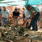 Dos agentes supervisan la exhumación de los restos mortales encontrados en la fosa de Joarilla de las Matas, una imagen poco frecuente en las catas.