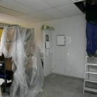 La imagen muestra a uno de los técnicos que trabajan en la reparación de los desperfectos del centro