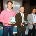 La presentación del libro estuvo presidida por el alcalde de Toreno, Pedro Muñoz, a la izquierda.