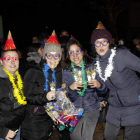 La plaza del Negrillón se llenó de gente para una grabación de las campanadas de fin de año que dejó a un lado el intenso frío de la noche. CAMPOS