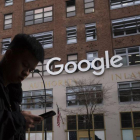 Un hombre utiliza un móvil ante unas oficinas de Google en Nueva York.