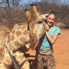 Aryanna Gourdin junto a una de sus presas, una jirafa
