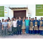 Foto de familia del Morala y Pacios con alumnos y profesores de la Escuela Taller de Ponferrada. DL