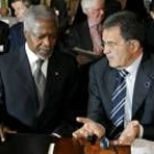 El secretario general de la ONU, Kofi Annan, junto a Romano Prodi, ayer, durante la conferencia