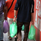 Bolsas de plástico con asas. Su entrega gratuita quedará prohibira en todos los comercios, pero el precio lo decidirá el vendedor.