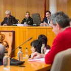 El Pleno comenzó con la ausencia justificada de una concejala de IU y acabó sin otro edil del PP. F. OTERO