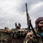 Un soldado turco frente a una columna de tanques en la frontera con Siria.
