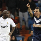 Cazorla celebra su gol ante la mirada del defensa francés del Real Madrid Lass Diarra.