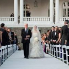 Bill Clinton, haciendo de padrino de la boda, acompaña a su hija Chelsea hacia el altar.