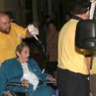 Momento en el que una de las ancianas es evacuada desde la residencia al centro hospitalario