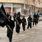 Militantes del Estado Islámico marchan por las calles de Raqqa, en una imagen difundida por una página de internet en enero del 2014.