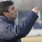 Fierro, entrenador bañezano, dando instrucciones a sus jugadores durante un lance del partido