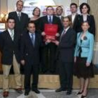 El equipo de Alsa en León posa con el premio recibido ayer en Madrid