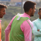 Juanfran García, observando el desarrollo de uno de los entrenamientos de esta semana. L. DE LA MATA