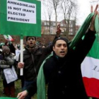 Iraníes exiliados muestran banderas y pancartas ante el Consulado iraní en Hamburgo.