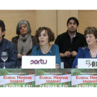 Los representantes de Sortu, Amaia Izko (c), EA, Peio Urizar (i), y Abertzaleen Batasuna, Mertxe Colina (d), en un momento de la conferencia de prensa ofrecida el pasado 8 de abril en Irún para hacer pública una reflexión conjunta con motivo del Aberri Eg