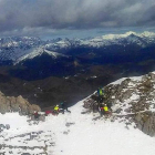 Momento del espectacular rescate en lo alto de la montaña. 112 CYL