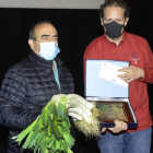 El ganador Antonio García recibió el premio de manos del concejal Alejandro Mariano Garcia. ACACIO