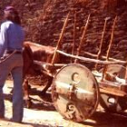 Curiosa estampa de los años sesenta con el típico carro chillón en pleno uso en el pueblo de La Baña