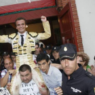 Damián Castaño es sacado a hombros de la plaza de toros de Gijón.