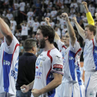Los jugadores del Ademar, con Juan Castro y Golubovic en primer plano, celebran exultantes su primera victoria en Liga de Campeones ante el Montpellier.