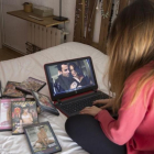 Una joven entra en una web de videos pornográficos en la habitación de su casa.