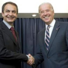 Zapatero y Joseph Biden se estrechan la mano ayer en la ciudad chilena de Viña del Mar