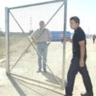 El alcalde de Onzonilla simula cómo se quedó encerrado en la planta de transferencia de Vilecha