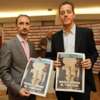 Veselin Topalov y Paco Vallejo posan con el especial del Magistral que ha editado Diario de León.