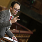 El portavoz del PSOE, Antonio Hernando, durante su intervención en la segunda jornada del debate de investidura del candidato del PP, Mariano Rajoy.