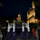 La tradicional procesión del Dainos, en la que se entona el Rosario de la Buena Muerte