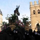 Una imagen del Nazareno entre el Ayuntamiento y la torre de la iglesia de Santa María