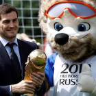 Iker Casillas posa con el trofeo de la Copa Mundial de la Fifa 2018 durante la inauguración del Parque del Fútbol en la Plaza Roja de Moscú. A. ESTÉVEZ