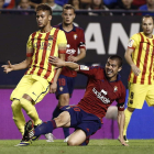 Silva intenta quitarle el balón a Neymar. El brasileño fue el mejor de un Barça que pinchó en Pamplona.