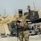 Un soldado iraquí posa ante un vehículo blindado destruido perteneciente al Estado Islámico cerca de Amerli (Irak).