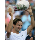 Federer levanta el trofeo de campeón de Cincinnati.