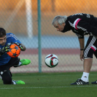 Iker Casillas, a la izquierda, durante un entrenamiento con el equipo en Marrakech.