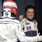 Robert Kubica celebra con el español Fernando Alonso su pole