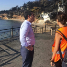 Tsipras habla con dos miembros de protección civil en Mati.