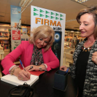 Beatriz Conejero, firmando ayer ejemplares de su novela histórica en El Corte Inglés.