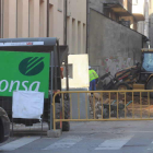 Los operarios aún continuaban ayer trabajando en la céntrica calle ponferradina.