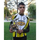 Rubén posa con el trofeo que le acredita como campeón autonómico