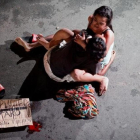 Jennelyn Olaires, de 26 años, abraza a su esposo Michael Siaron, de 30, abatido el sábado 23 de julio en Manila por civiles sin identificar.