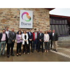 La consejera de Agricultura, junto a los representantes de las denominaciones de origen y otras autoridades, en Cacabelos. L. DE LA MATA