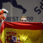 Lidia, sujetando en el podio la bandera española tras recibir la medalla de bronce