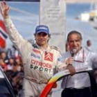 Sainz saluda al público después de conseguir el segundo puesto en el Rally de Ajaccio