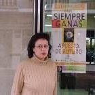 La presidenta de El Menestral posa junto al cartel de la campaña de Navidad del año pasado