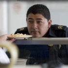 Un policía recibe sus alimentos en un destacamento.
