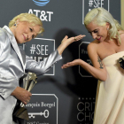 Glenn Close y Lady Gaga, tras la gala.