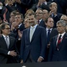 Artur Mas, Felipe VI y Ángel María Villar, tras la interpretación del himno.